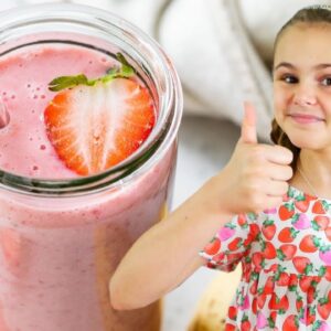 STRAWBERRY BANANA SMOOTHIE | just 4-ingredients