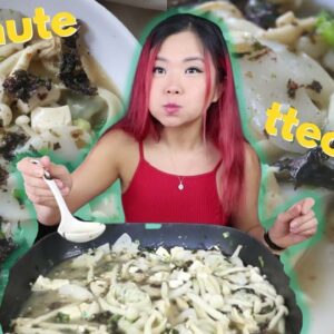 Korean Rice Cake Soup (Tteokguk) INSTANT RECIPE + MUKBANG (5 minute meal) / Munching Mondays Ep.106