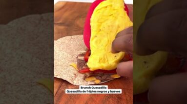 Brunch Quesadilla #cooking #foodie #snack #quesadia #quesadillarecipe #bellpepper #onion #avocado