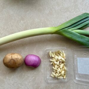 Let’s make leek and potato 🥔 soup 🥣