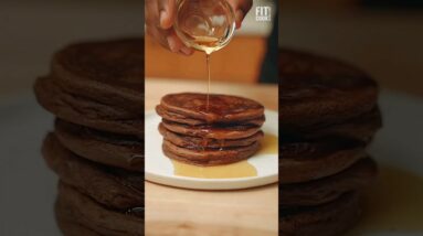 Chocolate Protein Pancakes with Casein - Easy 400 Calorie Pancake Recipe #proteinrich #pancake