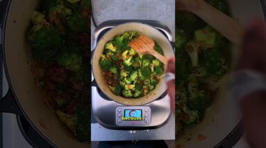 Easy Broccoli Cheddar Soup - Healthy Copycat Recipe with Chicken #souprecipe #broccolicheddarsoup